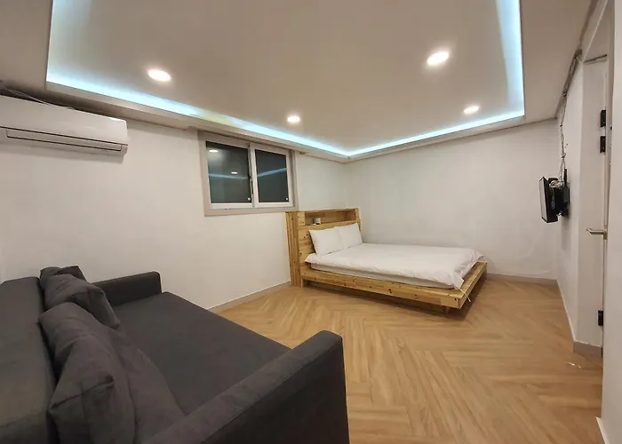 Dawoo House 1 In Hongdae 2*